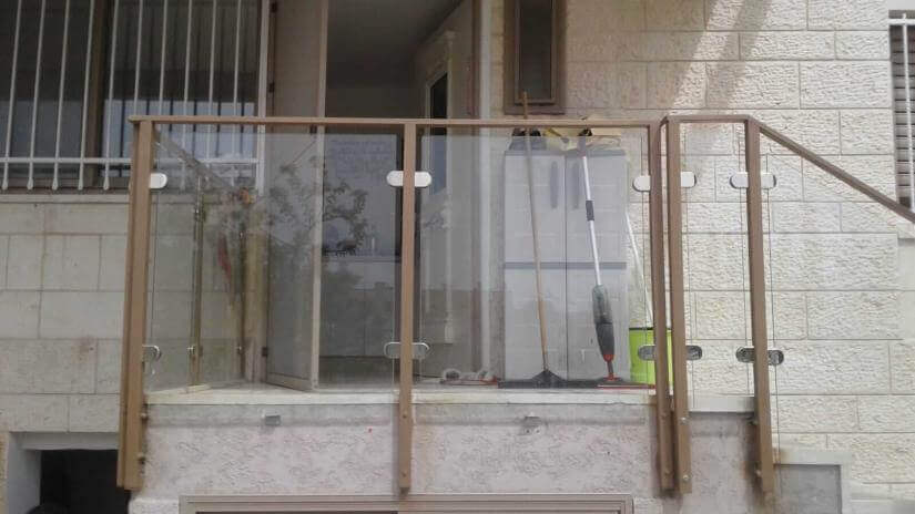 מעקה למדרגות